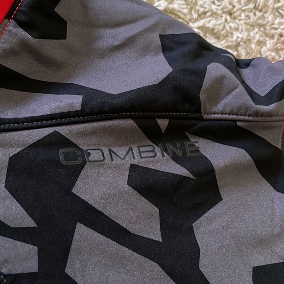 EUC Red Under Armour 1249929 Combine/Black Camo Lightweight Jacket Size XXL - Picture 4 of 10